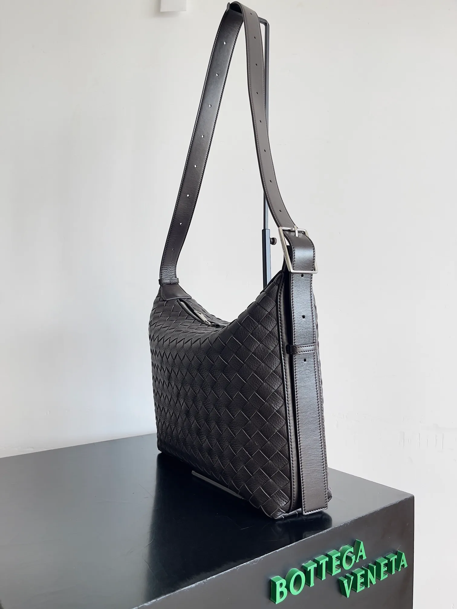 Batch 2360 BOTTEGA VENETA's new Traveler deerskin series is here! The travel season is coming soon, and I believe you must need a large-capacity and simple bag. This new Traveler is very in line with the current travel craze. The whole bag is designed with deerskin and is made of the highest quality leather. It feels tougher to the touch. The super large capacity is suitable for short trips. Traveling with friends and family does not require carrying heavy luggage. It is also very convenient for friends who often travel for work. You can carry two changes of clothes and a computer with you. It also comes with an adjustable shoulder strap to free your hands. Style number: 815748 Size: 35*29.5*8.5cm